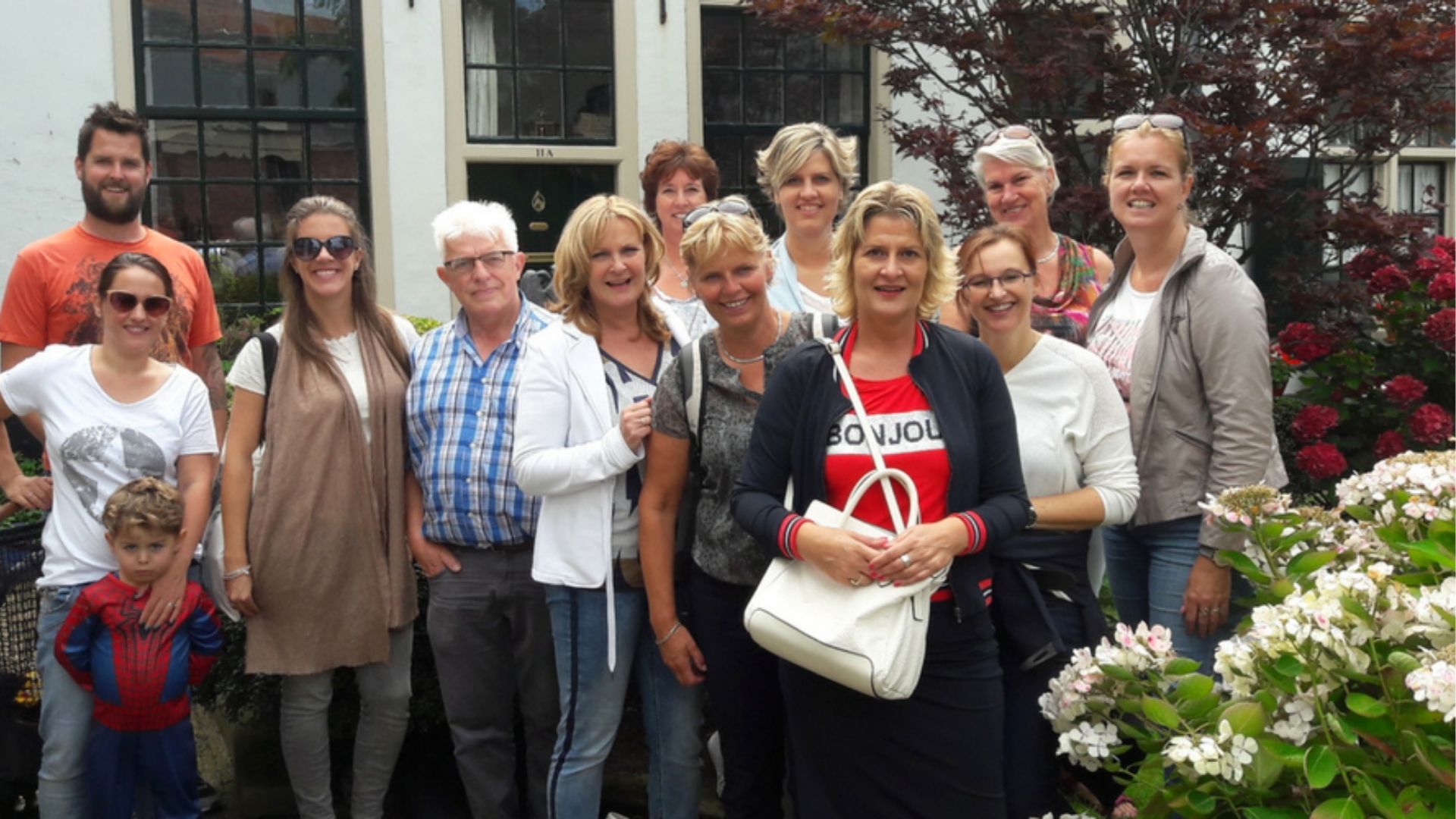 Groep die een het Hofje van Bakenes in Haarlem bezoekt met een gids.
